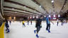 Horarios y precios Imagen interior de la pista de hielo con gente patinando
