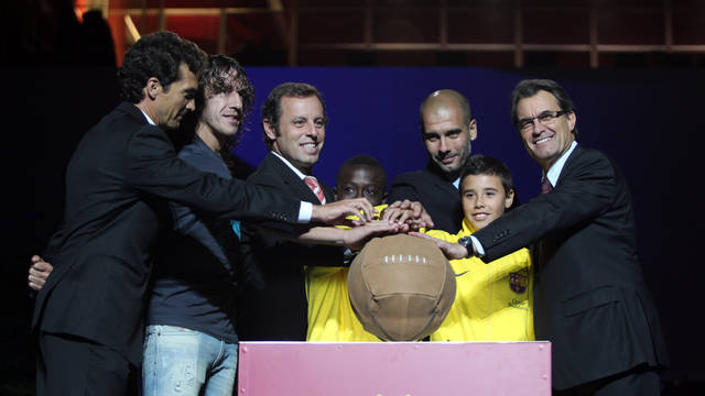 Amor, Puyol, Rosell, Mas, Viedman and 'Bobby'. IMAGE: MIGUEL RUIZ (FCB).