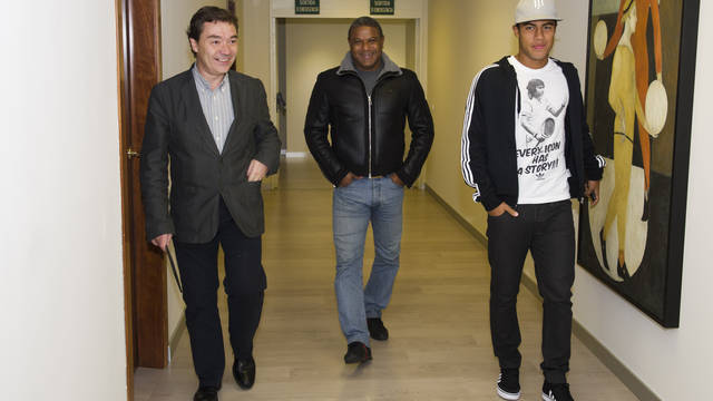2011-11-21_FIRMA_RENOVACION_CONTRATO_RAFA_ALCANTARA_001.v1321869854.jpg