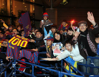 Un grup d'aficionats rep l'equip a la seva arribada al Japó / FOTO: MIGUEL RUIZ - FCB