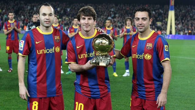 Messi, Xavi e Iniesta, ofreciendo el FIFA Balón de Oro del 2010 al Camp Nou / FOTO: ARCHIVO FCB