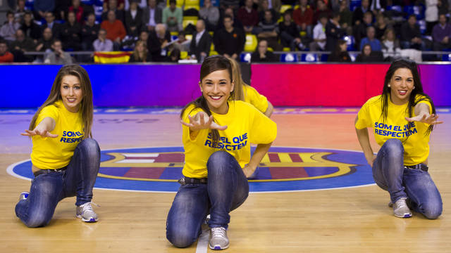 Les 'cheerleaders' es van sumar també a 'Som el que respectem'. Foto: Àlex Caparrós /FCB
