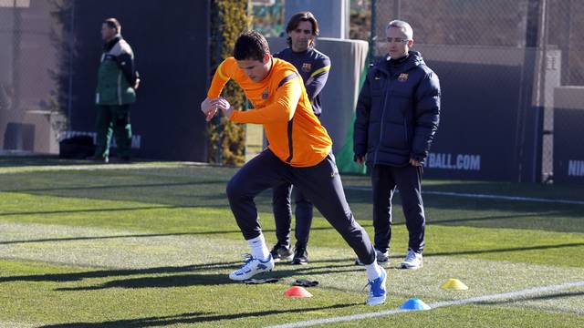 Afellay comienza a hacer trabajo individual sobre el césped. FOTO: MIGUEL RUIZ-FCB.
