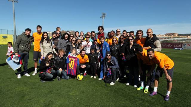 El Cirque du Soleil visita el entrenamiento / FOTO: MIGUEL RUIZ - FCB