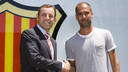Guardiola firmant la renovació al juliol de 2010