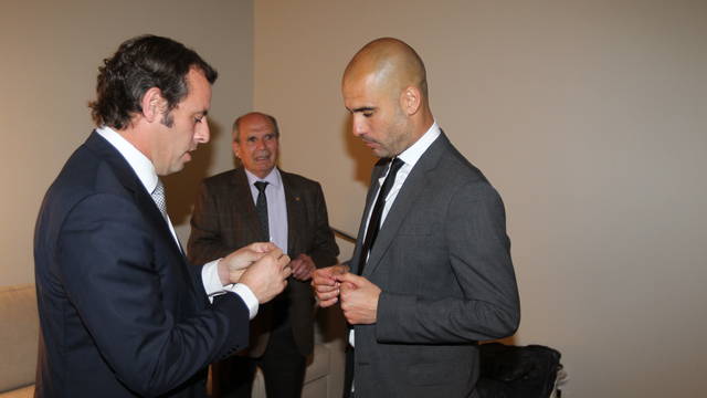 Sandro Rosell, Pep Guardiola i Valentí Guardiola, en l'entrega de la insígnia d'or i brillants. FOTO: MIGUEL RUIZ-FCB.