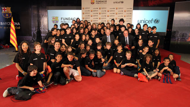 Ramon Pont, vice president of the FC Barcelona Foundation, Anthony Lake, executive director of Unicef, Marc Bartra and seventy five children from CEIP Pegaso de Barcelona / PHOTO: MIGUEL RUIZ - FCB