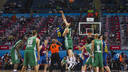 Ndong and Vougioukasin at tip off / PHOTO: ÀLEX CAPARRÓS - FCB