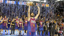 Navarro avec le trophée de la 17ème Liga ACB / PHOTO: ARXIU FCB