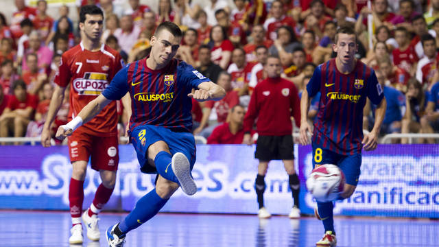 Lozano playing in the final against ElPozo / PHOTO: ÀLEX CAPARRÓS-FCB