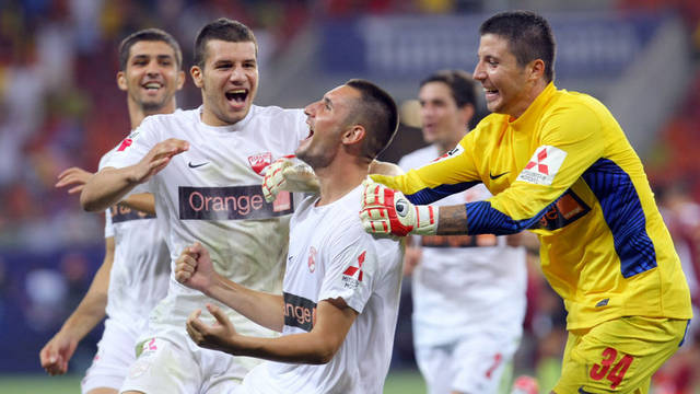 The Dynamo players celebrate the Super Cup title / PHOTO: FCDINAMO.RO