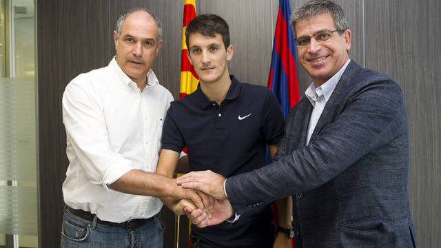 http://media4.fcbarcelona.com/media/asset_publics/resources/000/024/811/size_640x360/2012-08-06_FIRMA_CONTRATO_LUIS_ALBERTO_ROMERO_005.v1344262249.jpg