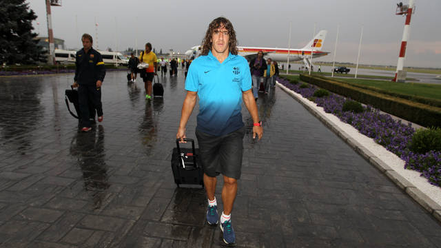 Carles Puyol, a l'arribada del Barça a Bucarest / FOTO: MIGUEL RUIZ - FCB