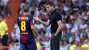 Tito Vilanova conversa amb Iniesta durant el transcurs del partit / FOTO: MIGUEL RUIZ - FCB