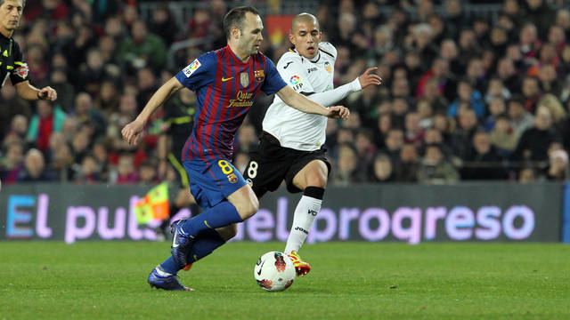 Iniesta, contra el Valencia / FOTO: ARCHIVO FCB