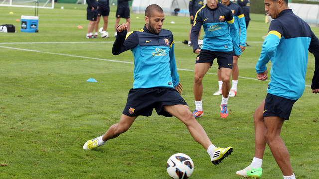Alves, durante el entrenamiento de este sábado / FOTO: MIGUEL RUIZ-FCB
