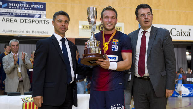 Tomàs with FCB's new title / PHOTO: ÁLEX CAPARRÓS-FCB
