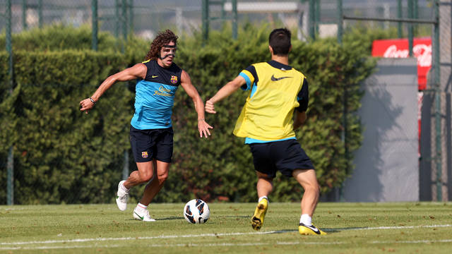 Puyol, con una máscara protectora, durante el entrenamiento de este miércoles / FOTO: MIGUEL RUIZ  FCB