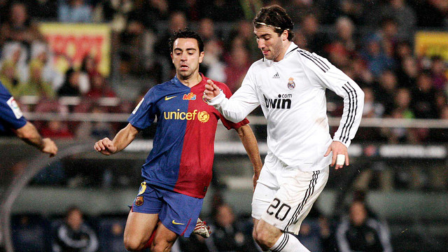 Xavi e Higuaín, en el duelo de la temporada 2008/09 / FOTO: ARCHIVO FCB