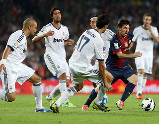 Messi, au milieu des joueurs du Real / PHOTO: MIGUEL RUIZ-FCB