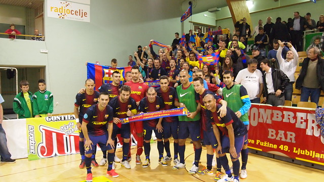 L'equip, amb la Penya Blaugrana d'Eslovènia / FOTO: FCB