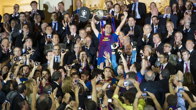 Xavi aixeca la Copa del Rei assolida la temporada passada / FOTO: ARXIU FCB