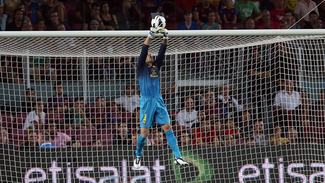 Valdés, parando un balón / FOTO: ARCHIVO FCB