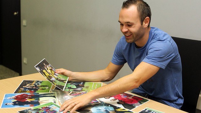 Andrés Iniesta devant les photos / PHOTO: MIGUEL RUIZ - FCB