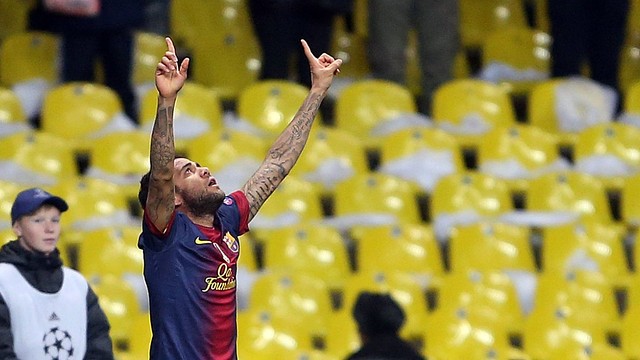 Alves celebrating his goal against Spartak Moscow / PHOTO: Miguel Ruiz - FCB