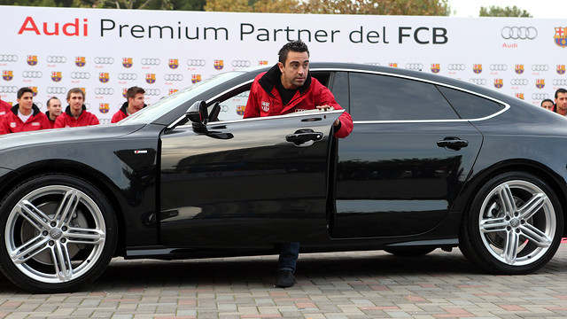 Xavi Hernández amb el nou vehicle que Audi li ha fet entrega / FOTO: MIGUEL RUIZ - FCB