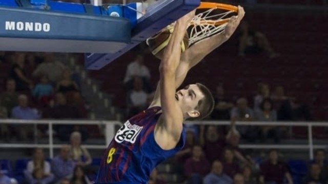 FC Barcelona - Espectacular alley hoop de Creus a Hezonja