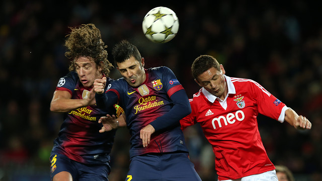 Puyol i Villa intenten rematar una pilota amb el cap / FOTO: MIGUEL RUIZ - FCB