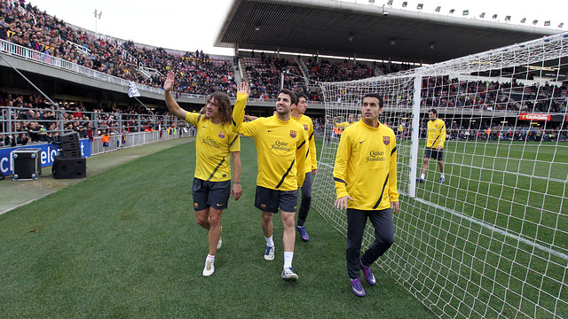 Puyol, Cesc i Pedro saluden el públic del Miniestadi, el gener de 2012 / FOTO: ARXIU FCB 