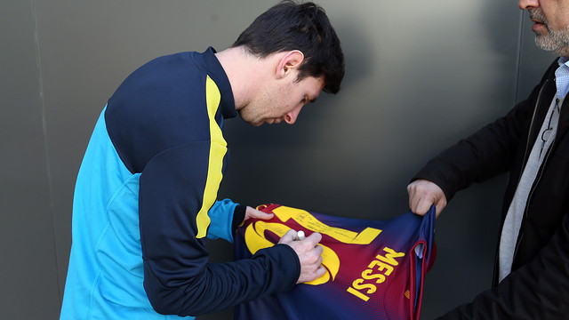 Messi, signant la samarreta per a Müller. FOTO: MIGUEL RUIZ-FCB.