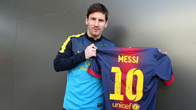 Messi, signant la samarreta per a Müller. FOTO: MIGUEL RUIZ-FCB.