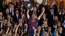 Xavi aixeca la Copa del Rei / FOTO: ARXIU FCB