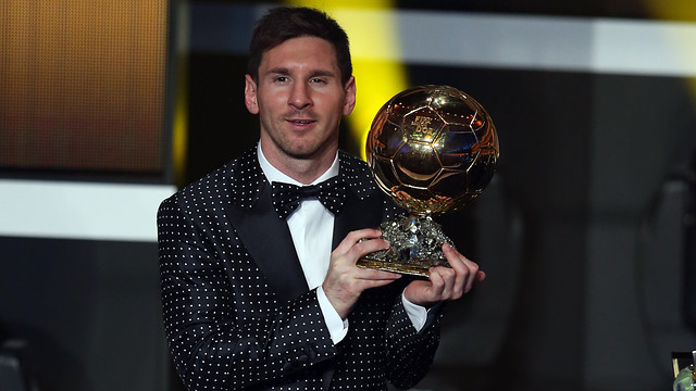Leo Messi with the Ballon d'Or / Photo Miguel Ruiz