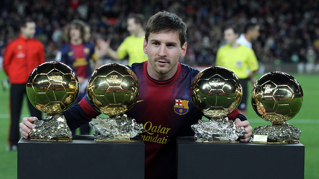  Lionel Messi pose avec ces quatre Ballons dOr au Camp Nou