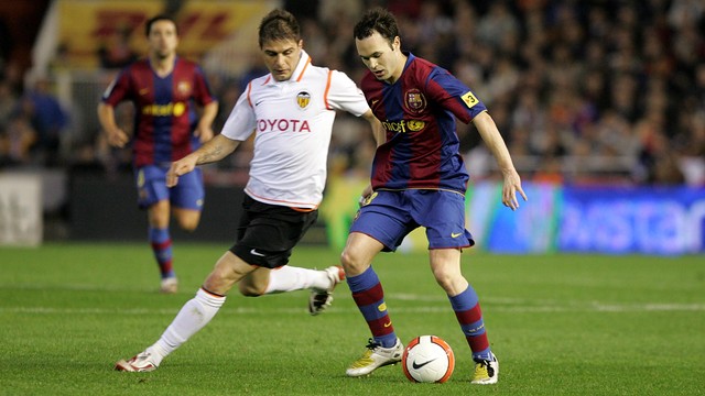 Iniesta against Valencia in 2007/08. FOTO: Arxiu FCB