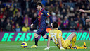 Messi se'n va d'Andrés (Osasuna) amb la mirada. FOTO: MIGUEL RUIZ-FCB.