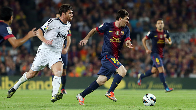 Alonso persigue a Messi durante el partido de Liga / FOTO: MIGUEL RUIZ-FCB