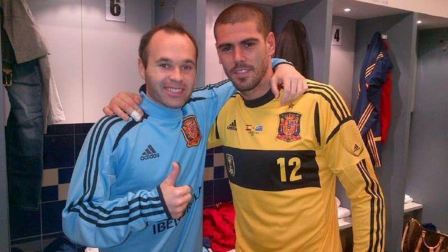 Iniesta and Valdés after the match in Qatar. PHOTO: Twitter @1victorvaldes 