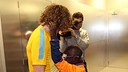 Mamadou, un infant cec, visita els jugadors del Barça