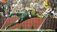 WALLPAPER 1 VALDES CAT Victor Valdes diving to make a save