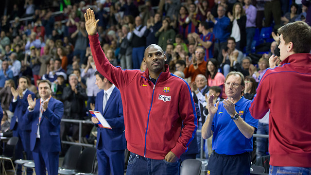 Pete Mickeal, ovacionado por el Palau antes del partido contra el Valencia. FOTO: GERMÁN PARGA-FCB