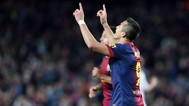 Alexis celebra uno de los dos goles que marcó / FOTO: MIGUEL RUIZ — FCB