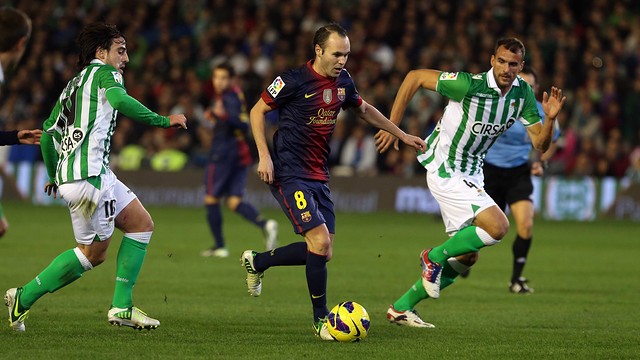 Iniesta, en la primera vuelta contra el Betis. FOTO: MIGUEL RUIZ-FCB.