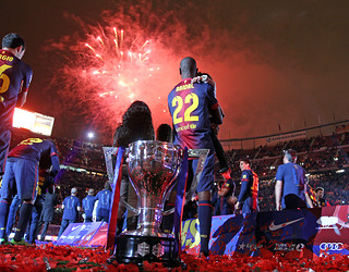 Éric Abidal, amb les seves filles, veient els focs artificials de la festa de celebració del títol de Lliga / FOTO: MIGUEL RUIZ - FCB
