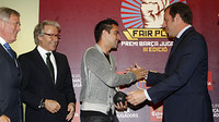 ロセル会長に賞を手渡されるチャビ / FOTO: MIGUEL RUIZ - FCB