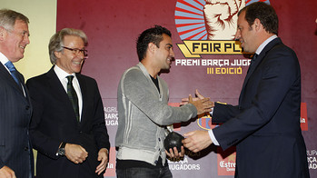 Xavi rep el premi de mans del president Rosell / FOTO: MIGUEL RUIZ - FCB